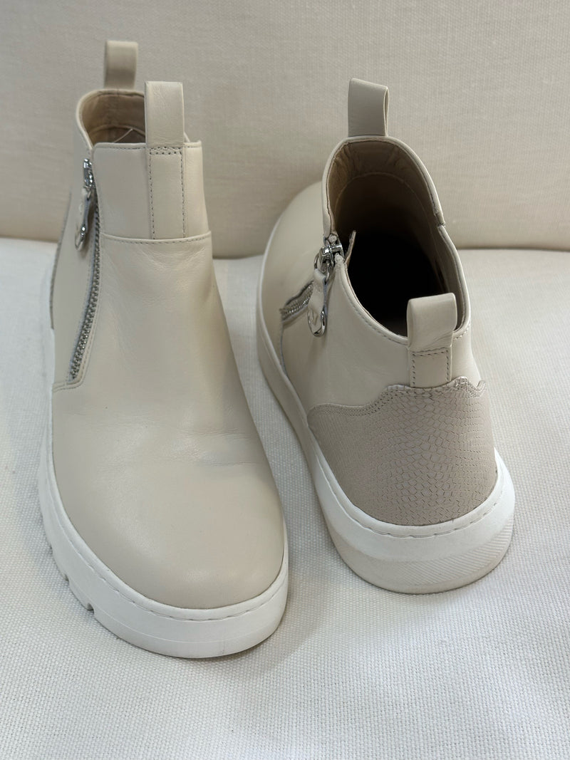 Vionic Leather upper Bone Brinkely Size 7.5 Sneakers